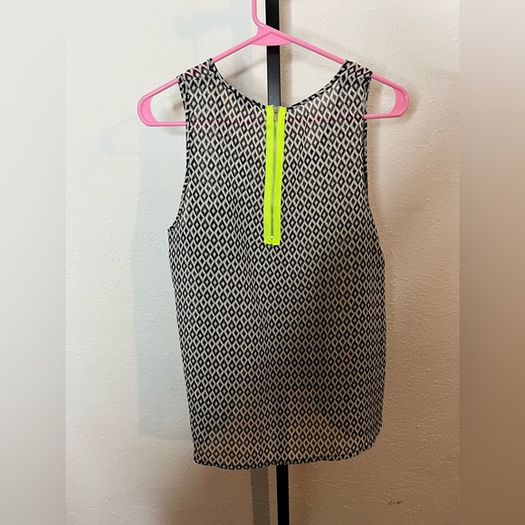 Colorblind Black & White Print Yellow Zip Size Large - Picture 5 of 5